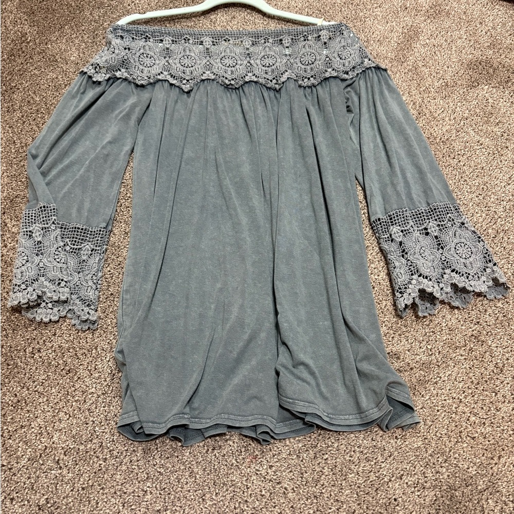 Gimmicks by BKE Gray Lace Trim Blouse - Picture 2 of 2